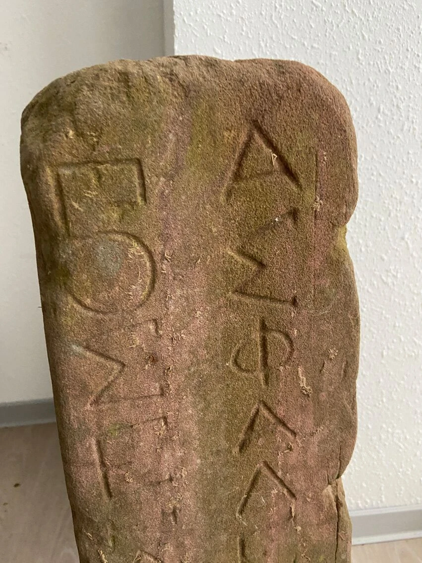 Ancienne Borne De Délimitation En Grès Caractère Grec 5 Ancienne Borne De Délimitation En Grès Caractère Grec – Image 3