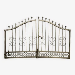 Portail En Fer Décapé époque XXème Décors à La Fleurs De Lys Et Entrelacs