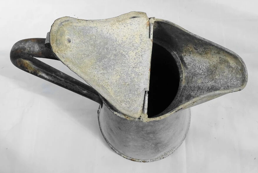 Broc à Couvercle Clapet En Zing 10 Broc à Couvercle Clapet En Zing – Image 8