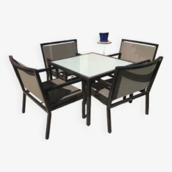 Un Lot Avec 1 Table De Jardin Et 4 Fauteuils -Jardin Fournitures Boutique 1e7612c0 2f52 4a8e 8e51 6d0bbaf79fca