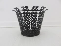 Cache Pot En Métal Perforé Noir Années 50/60 -Jardin Fournitures Boutique 20bbe08f cdf6 47a9 8388 c90052a40901