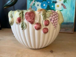 Cache Pot En Barbotine à Décor De Fruits -Jardin Fournitures Boutique 302c37d9 8110 4a17 9025 2576854a6364