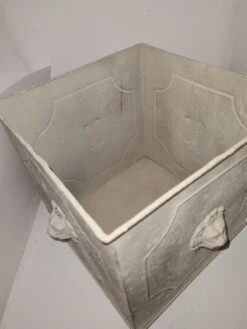 Jardinière Carrée Avec Une Tête De Lion En Fer Patiné -Jardin Fournitures Boutique 3d5879a5 dd30 43b7 a4c3 1477ea8c8308