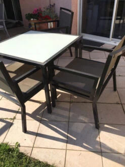 Un Lot Avec 1 Table De Jardin Et 4 Fauteuils -Jardin Fournitures Boutique 41d15925 1211 45c9 bacf 15d227941e32