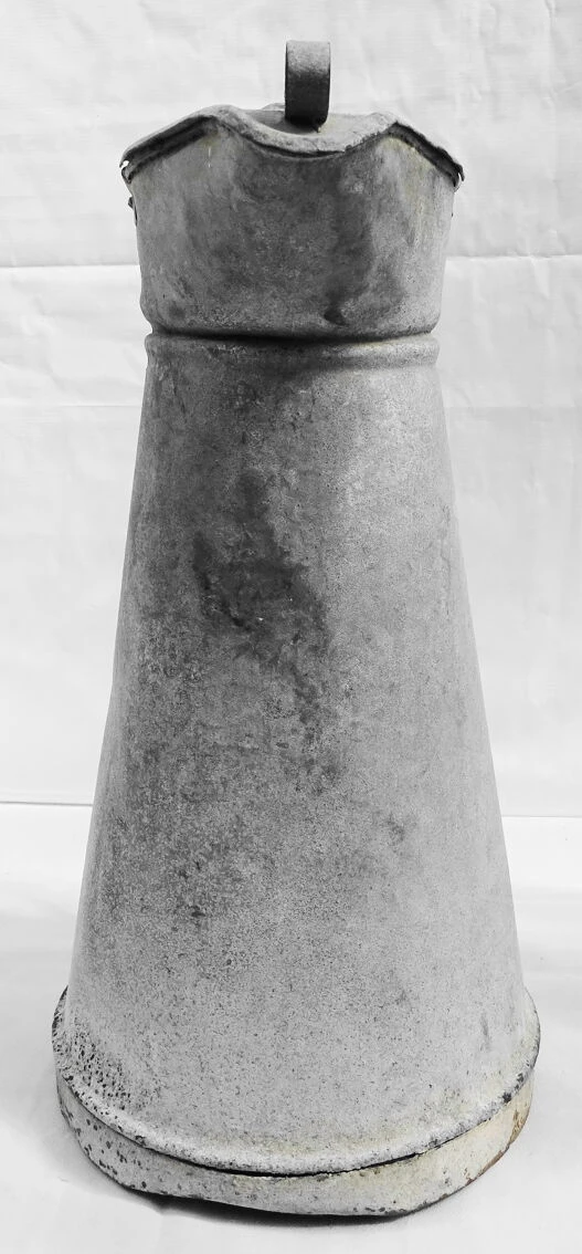 Broc à Couvercle Clapet En Zing 5 Broc à Couvercle Clapet En Zing – Image 3