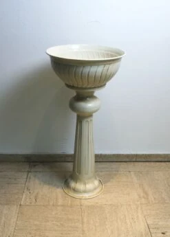 Jardinière Sur Pied En Métal émaillé -Jardin Fournitures Boutique 4f5ca1ee fbb2 413d a672 f4b6b1688423