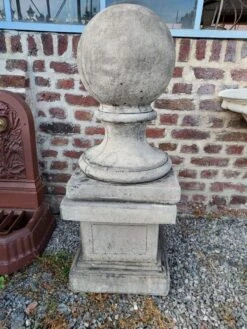 Boule Sur Socle En Pierre Reconstituée Patiné Gris -Jardin Fournitures Boutique 60dc9c25 450a 4ab2 80fb 45e01d29b392