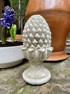 Pomme De Pin D'ornement En Béton Blanchi -Jardin Fournitures Boutique 7c8dc606 85c3 41df 9da0 2fdc957f70bf