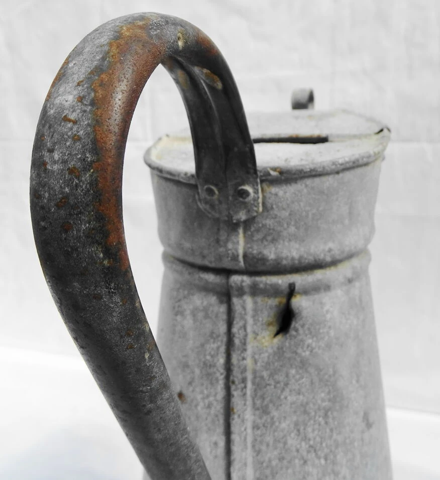 Broc à Couvercle Clapet En Zing 11 Broc à Couvercle Clapet En Zing – Image 9