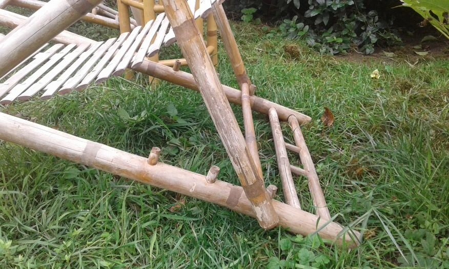 Lot De Deux Chiliennes En Bambou Vintage Avec Sa Table D'appoint 16 Lot De Deux Chiliennes En Bambou Vintage Avec Sa Table D'appoint – Image 14