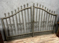 Portail En Fer Décapé époque XXème Décors à La Fleurs De Lys Et Entrelacs -Jardin Fournitures Boutique 89296456 933d 43e6 8406 f52b8911ce73