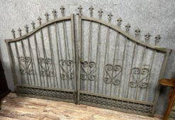 Portail En Fer Décapé époque XXème Décors à La Fleurs De Lys Et Entrelacs -Jardin Fournitures Boutique 8bd273de 5df2 4279 a8f4 580304f0e87c