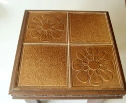 Années 1950 Rockabilly Bas Support De Plantes En Bois Mit Carreaux De Céramique, Vintage -Jardin Fournitures Boutique 90326bbc e5b5 4eed bc86 3bbedffac3c0