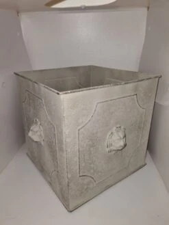 Jardinière Carrée Avec Une Tête De Lion En Fer Patiné -Jardin Fournitures Boutique 9078424b d61f 427a a488 59db1b6cfc2f