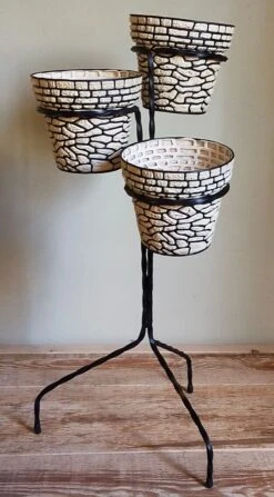 Porte-plantes En Fer Forgé Tripode Années 50, Avec Trois Cache-pots -Jardin Fournitures Boutique 91a67348 fa6a 45a4 8f1c bf9015dfb4b6