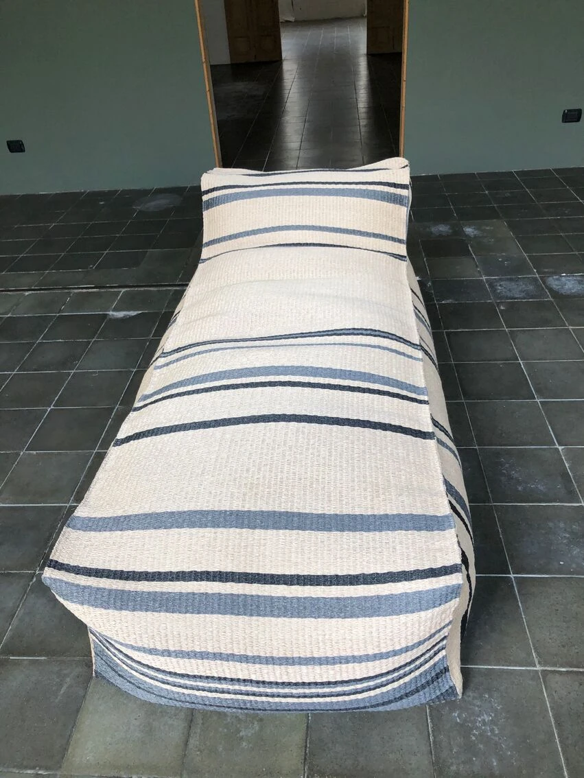 Chaise Longue En Forme De Pouf Flamant Avec Revêtement En Paille Traitée 6 Chaise Longue En Forme De Pouf Flamant Avec Revêtement En Paille Traitée – Image 4