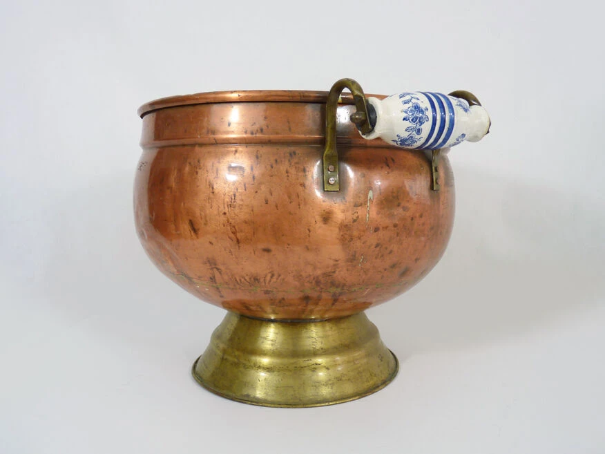 Jardinière Cache Pot En Cuivre Poignées En Porcelaine, Pied Laiton. Année 40 50 6 Jardinière Cache Pot En Cuivre Poignées En Porcelaine, Pied Laiton. Année 40 50 – Image 4