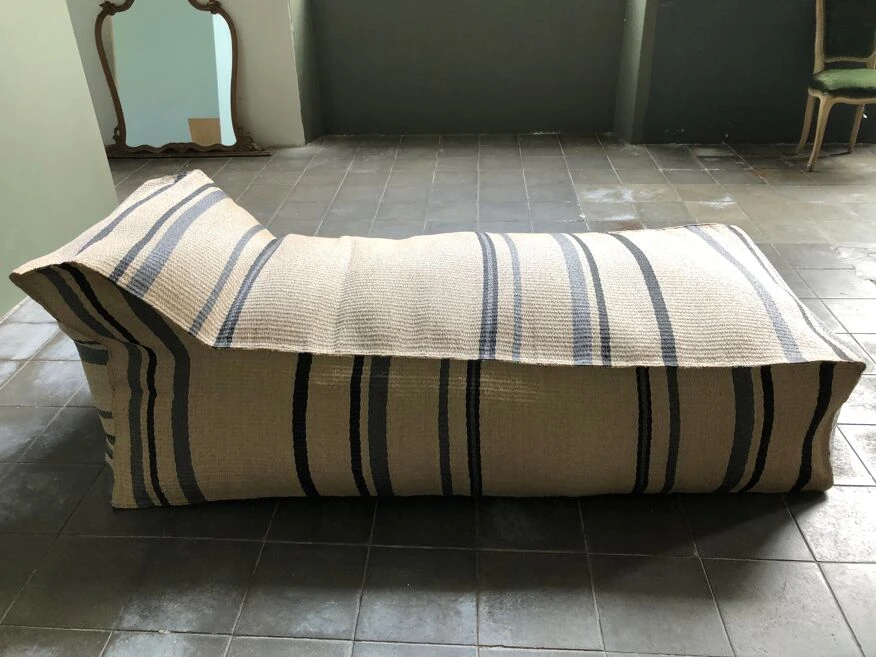 Chaise Longue En Forme De Pouf Flamant Avec Revêtement En Paille Traitée 10 Chaise Longue En Forme De Pouf Flamant Avec Revêtement En Paille Traitée – Image 8