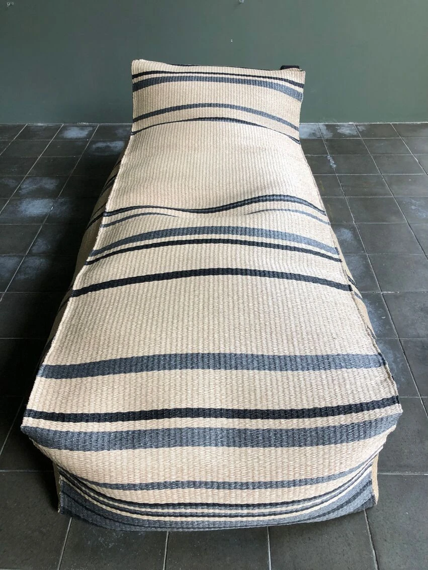 Chaise Longue En Forme De Pouf Flamant Avec Revêtement En Paille Traitée 7 Chaise Longue En Forme De Pouf Flamant Avec Revêtement En Paille Traitée – Image 5