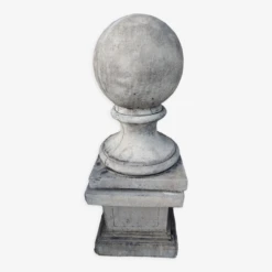 Boule Sur Socle En Pierre Reconstituée Patiné Gris -Jardin Fournitures Boutique a9ca562c da63 4f04 94f7 fa57f35bfb89