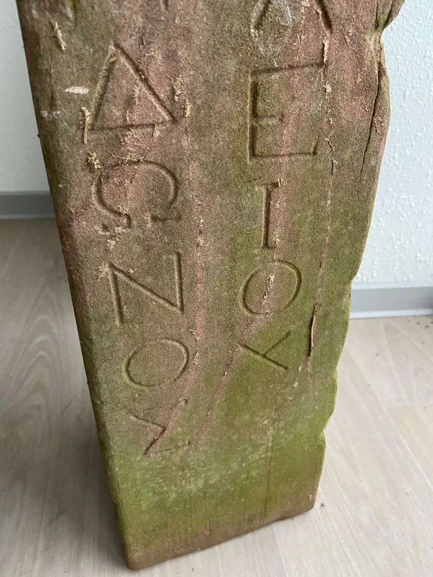 Ancienne Borne De Délimitation En Grès Caractère Grec 6 Ancienne Borne De Délimitation En Grès Caractère Grec – Image 4