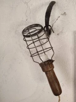 Lampe Baladeuse Ancienne Bois Et Métal -Jardin Fournitures Boutique ac1c9d44 4f2c 45eb 802f ce32cee36e3f