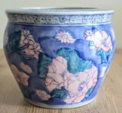 Cache Pot En Céramique Bleue Avec Fleurs Roses -Jardin Fournitures Boutique ae7984fb 6ce8 4eda b00f 28dee44036c4
