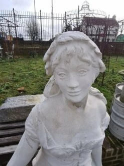 Statue D'une Femme Vigneronne En Pierre Reconstituée -Jardin Fournitures Boutique afc91e0e cdc5 49ec a38f 55654f9d2a1b