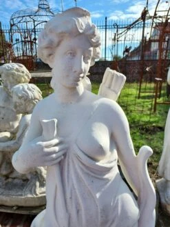 Statue Femme Diane Chasseresse En Pierre Reconstituée -Jardin Fournitures Boutique b36948fe e34f 4b89 a47e 2d7fbd437697