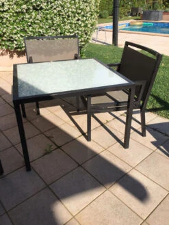 Un Lot Avec 1 Table De Jardin Et 4 Fauteuils -Jardin Fournitures Boutique be2f56f8 e6cd 4bc6 93ec 6530f50c5aa4
