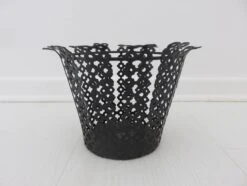 Cache Pot En Métal Perforé Noir Années 50/60 -Jardin Fournitures Boutique c512e8dd ce76 4311 b7bd a4e73774b7ac