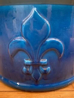 Cache Pot Bleu Avec Fleur De Lys -Jardin Fournitures Boutique d27a47e5 b2f9 478d b768 0336c49ab19e