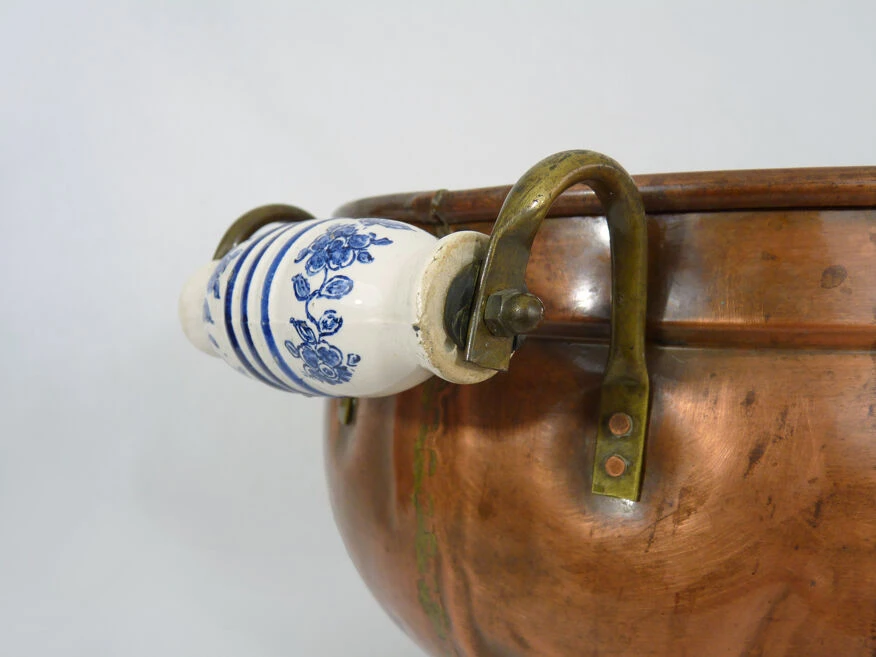 Jardinière Cache Pot En Cuivre Poignées En Porcelaine, Pied Laiton. Année 40 50 9 Jardinière Cache Pot En Cuivre Poignées En Porcelaine, Pied Laiton. Année 40 50 – Image 7