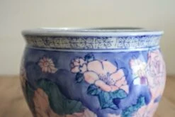 Cache Pot En Céramique Bleue Avec Fleurs Roses -Jardin Fournitures Boutique e1f9d133 b8b2 4c40 94d0 3a7fe4094d61