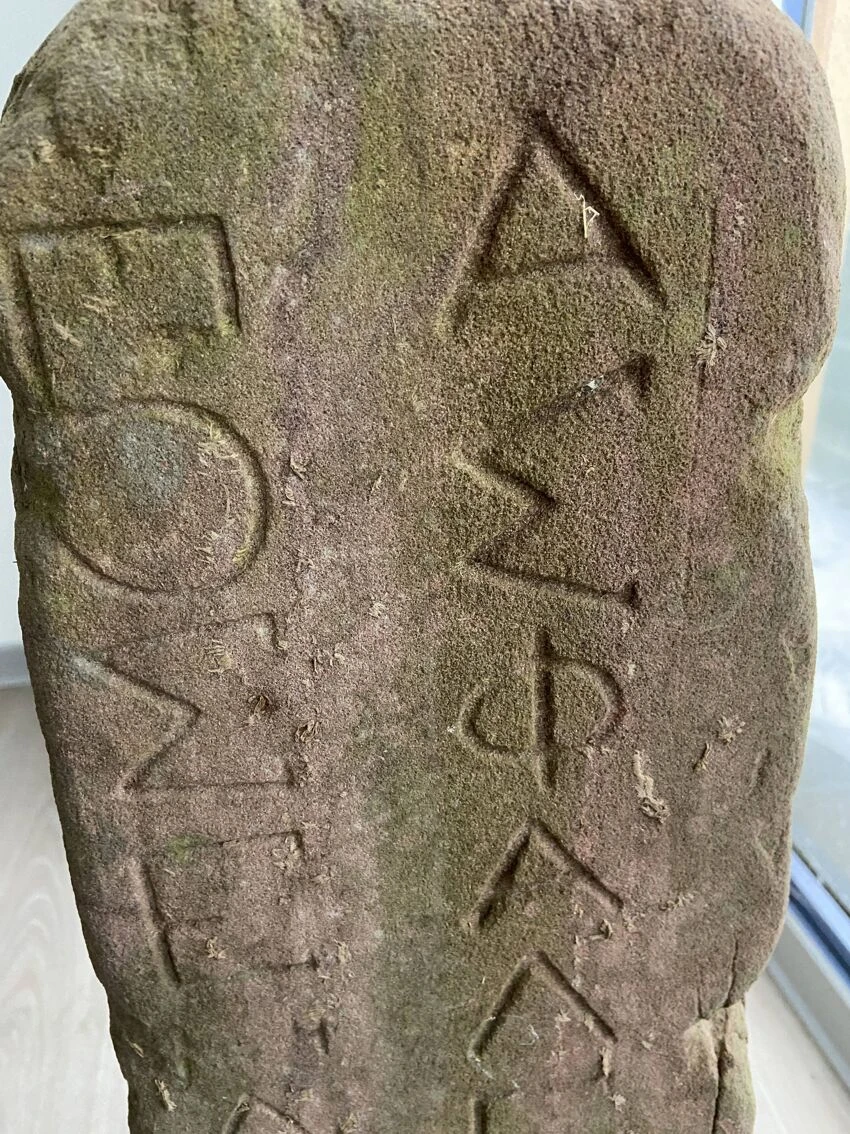 Ancienne Borne De Délimitation En Grès Caractère Grec 10 Ancienne Borne De Délimitation En Grès Caractère Grec – Image 8