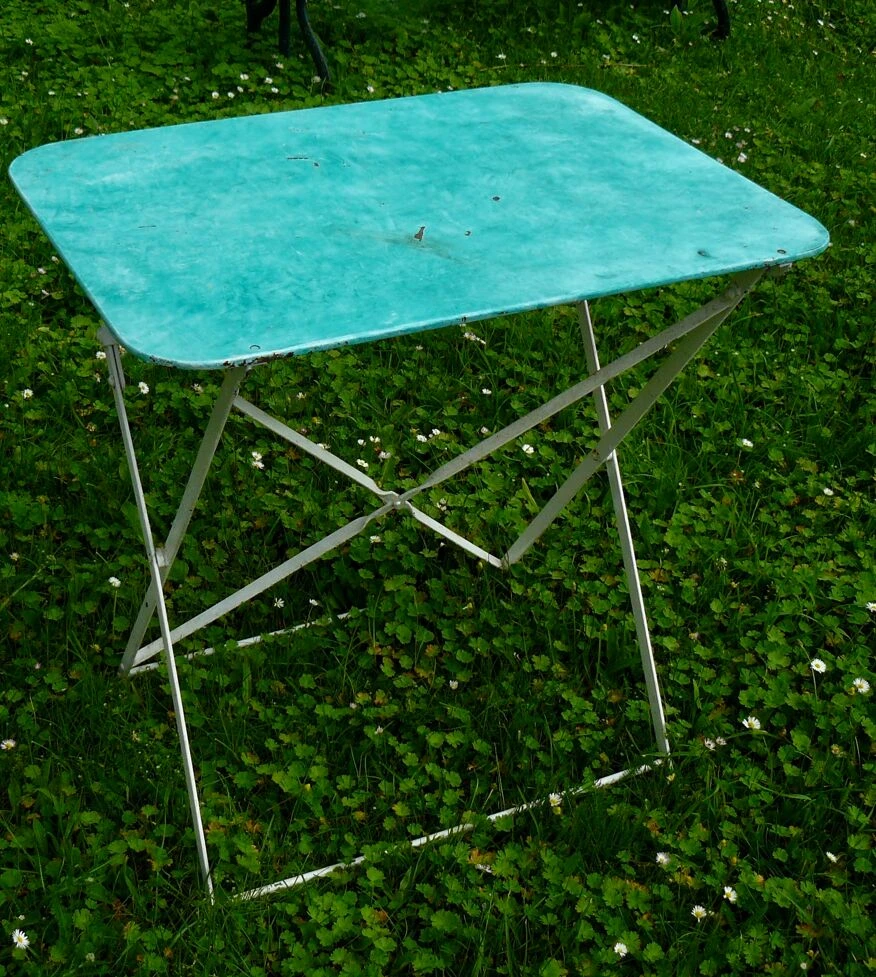 Table De Jardin Pliante Métal Peint Verte Et Blanche Vintage 1950 4 Table De Jardin Pliante Métal Peint Verte Et Blanche Vintage 1950 – Image 2