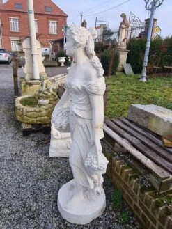Statue D'une Femme Vigneronne En Pierre Reconstituée -Jardin Fournitures Boutique eadce815 8fbe 41bc 9364 09d4a1434946