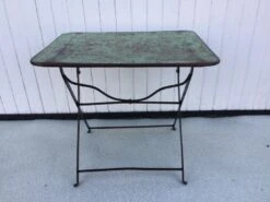 Table En Fer Rivetée Pliante -Jardin Fournitures Boutique eb5b72f2 407b 4cf0 8199 edc23394f58c