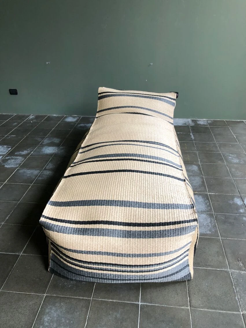 Chaise Longue En Forme De Pouf Flamant Avec Revêtement En Paille Traitée 4 Chaise Longue En Forme De Pouf Flamant Avec Revêtement En Paille Traitée – Image 2