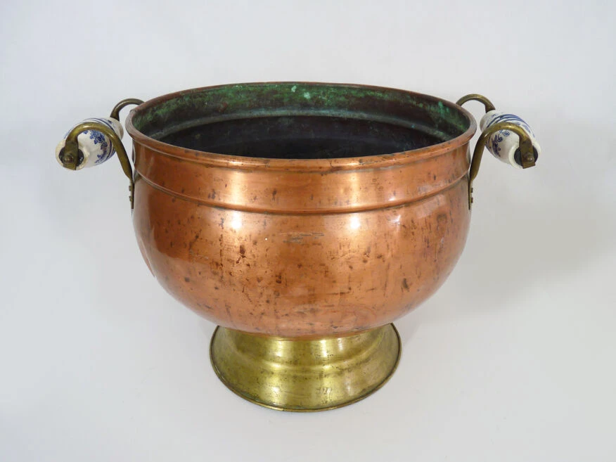 Jardinière Cache Pot En Cuivre Poignées En Porcelaine, Pied Laiton. Année 40 50 5 Jardinière Cache Pot En Cuivre Poignées En Porcelaine, Pied Laiton. Année 40 50 – Image 3