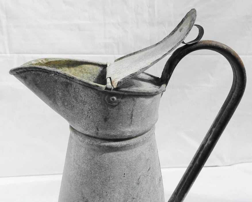 Broc à Couvercle Clapet En Zing 8 Broc à Couvercle Clapet En Zing – Image 6